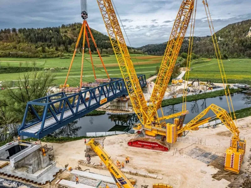 Liebherr LR11000 | 1000 Ton Crawler Crane for Heavy-Duty Projects